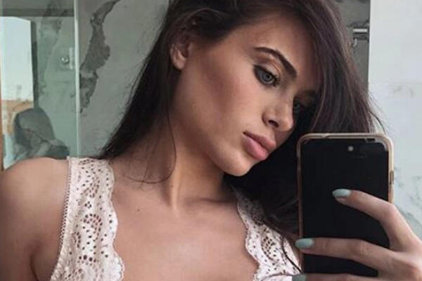 ZVEZDA FILMOVA ZA ODRASLE OTKRILA KAKVA JE U KREVETU U STVARNOSTI: Ovo će UZDRMATI FANOVE, a i sve S KOJIMA JE BILA