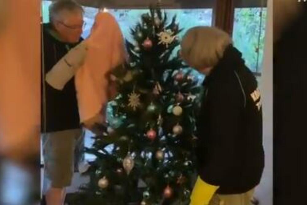 STRUČNJACI OTKRILI KADA JE NAJBOLJE DA OKITITE NOVOGODIŠNJU JELKU: Samo tada NE UNOSITE nemir i baksuzluk