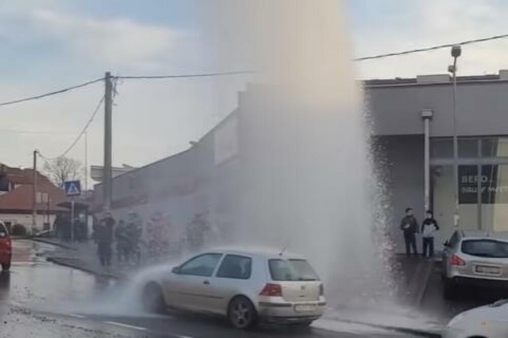 NAPRAVIO "FONTANU" NASRED PUTA I POBEGAO! Nova atrakcija na Žarkovu zabavlja građane, čak i PERU VOZILA! (VIDEO)