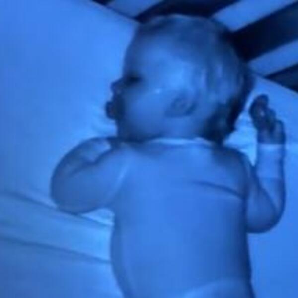 MAJKA SNIMALA SINA DOK SPAVA: Ubeđena je da ga 1 STVAR čvrsto ČUVA, NEVERICA (VIDEO)