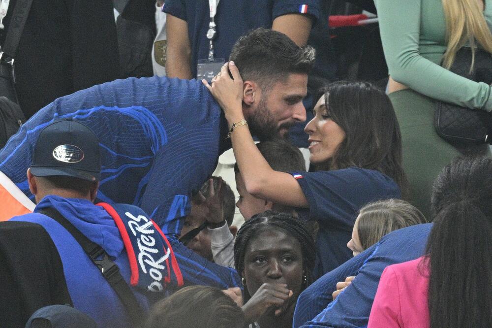 LJUBAVNICA GA SLIKALA U DONJEM VEŠU, ŽENA MU OPROSTILA PREVARU KOJU JE VIDEO CEO SVET: I danas je uz njega! (FOTO)