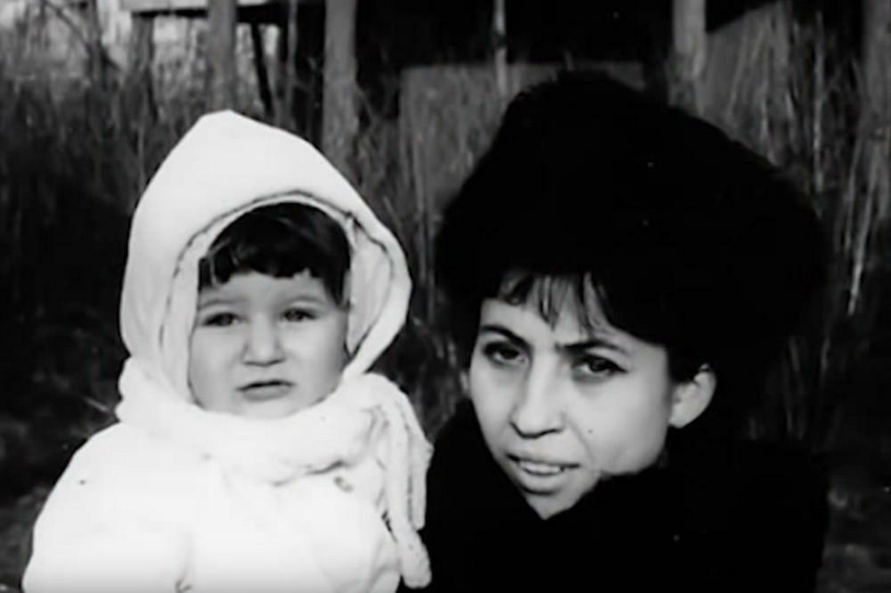 NADŽIVELA ĆERKU I IMALA OZBILJNO ZANIMANJE! Pogledajte kako izgleda MAJKA naše pokojne KNJIŽEVNICE, PRAVA DAMA