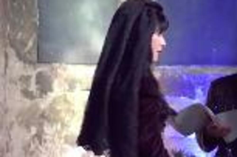 ŠOKIRALA IZJAVOM DA SE UDALA ZA DUHA, A SAD IMA NOVE VESTI: Zvala EGZORCISTU, osećala se kao da izbacuje ĐAVOLA?