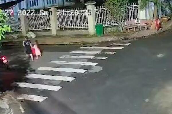 HRABRA PETOGODIŠNJA DEVOJČICA BRANILA MAJKU OD NAPADAČA: Pojavio se NIOTKUDA, a onda je sevnuo i NOŽ (VIDEO)