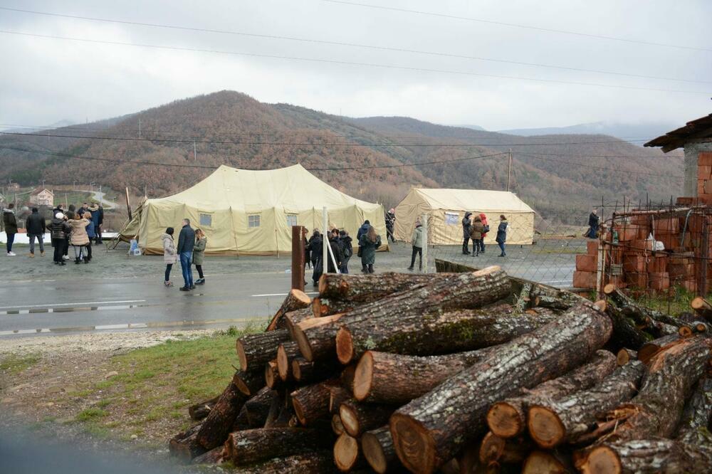 ROBA VREDNA 27,5 MILIONA EVRA PO NARUDŽBINI: 11 kamiona natovarenih najsavremenijim oružjem iz Turske ide ka Kosovu