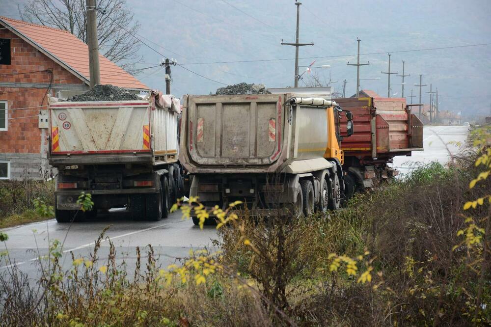SRBI SA BARIKADA SE OGLASILI NAKON RAFALA: Ostajemo ovde celu noć! (VIDEO)