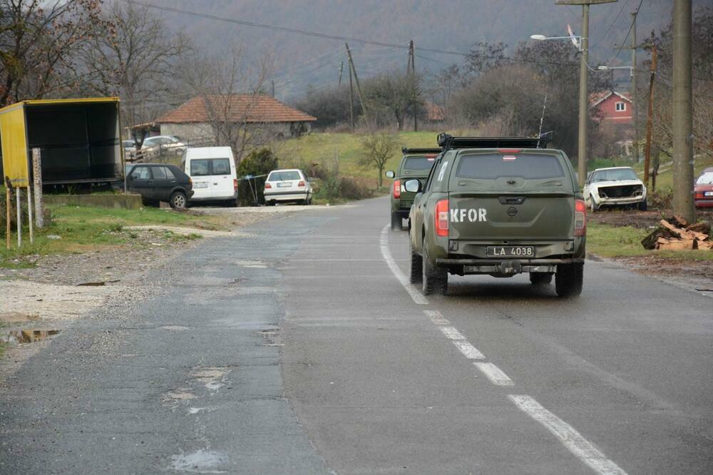 SPECIJALCI NAORUŽANI DUGIM CEVIMA NA ULICAMA ZVEČANA: Ima i povređenih građana