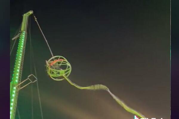 PUKAO BANDŽI, DVA DEČAKA U KAVEZU ODLETELA U VAZDUH: Prolomio se VRISAK, kamera sve SNIMILA (VIDEO)