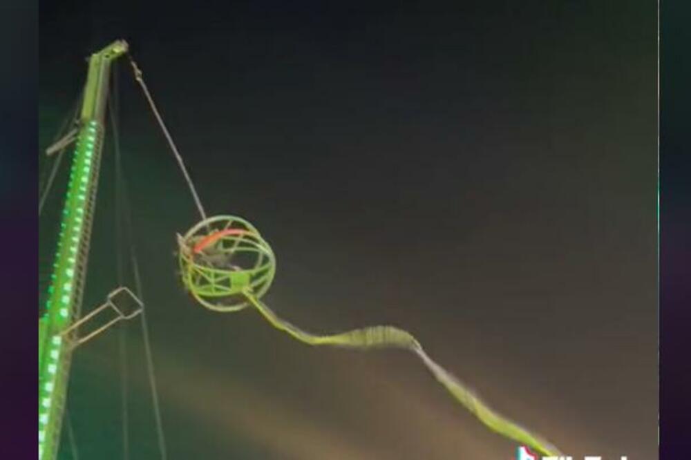 PUKAO BANDŽI, DVA DEČAKA U KAVEZU ODLETELA U VAZDUH: Prolomio se VRISAK, kamera sve SNIMILA (VIDEO)