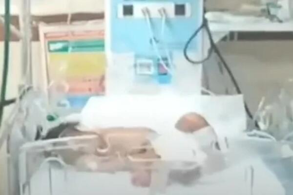 BEBA JE DELOVALA NORMALNO, ALI SU ONDA UOČILI NEŠTO NEVIĐENO ISPOD STRUKA: Slike sa POROĐAJA obišle SVET (VIDEO)