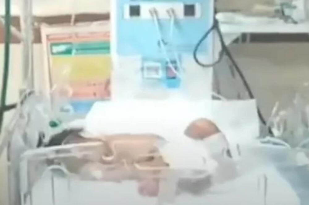 BEBA JE DELOVALA NORMALNO, ALI SU ONDA UOČILI NEŠTO NEVIĐENO ISPOD STRUKA: Slike sa POROĐAJA obišle SVET (VIDEO)