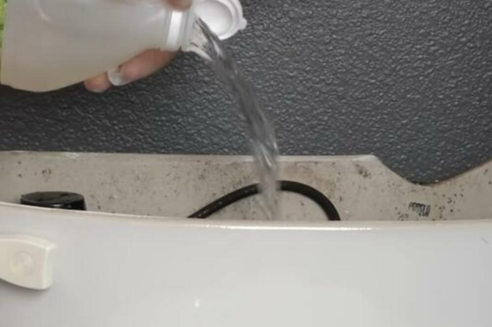 SIPAO JE OVAJ RASTVOR U VODOKOTLIĆ I UKLONIO SVU PRLJAVŠTINU: Odmah ćete uraditi isto to