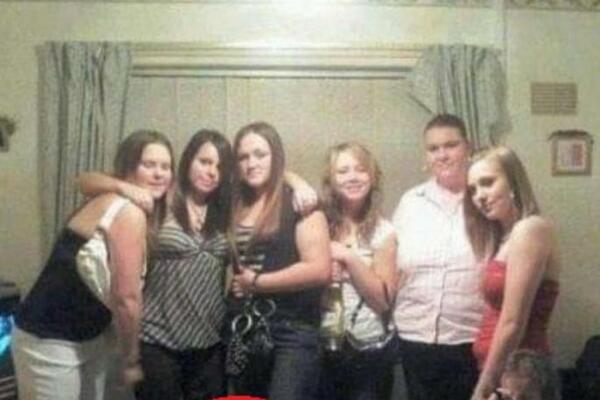 DETALJ NA STAROJ FOTOGRAFIJI LEDI KRV U ŽILAMA: Majka je PRETRNULA kada je videla šta je na NJOJ (FOTO)