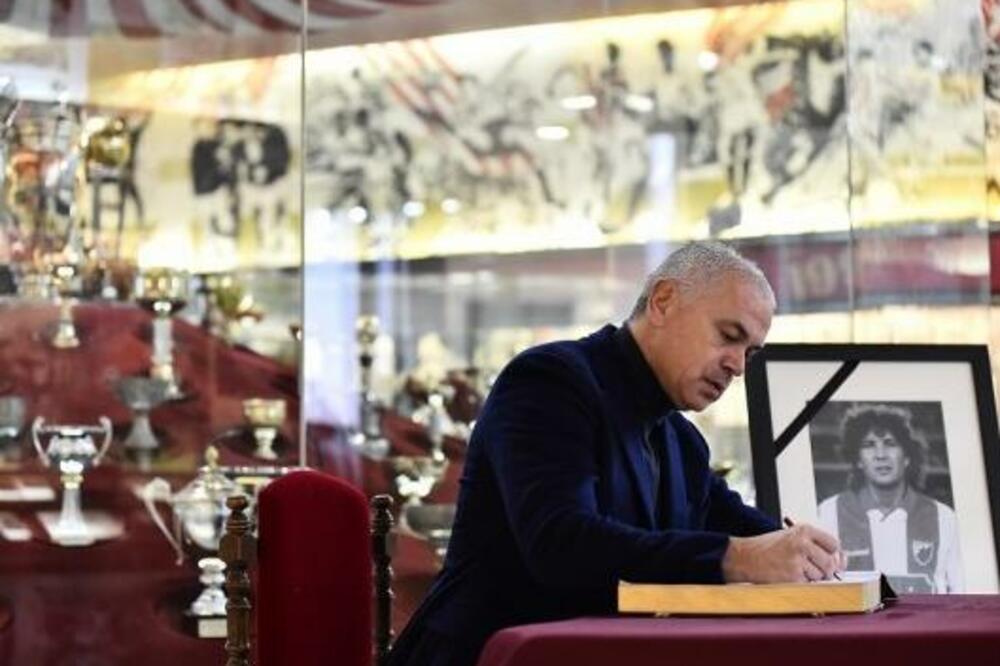 TERZIĆ SE UPISAO U KNJIGU ŽALOSTI: Od legendarnog Mihe oprostio se čuvnom Njegoševom rečenicom! (VIDEO/FOTO)