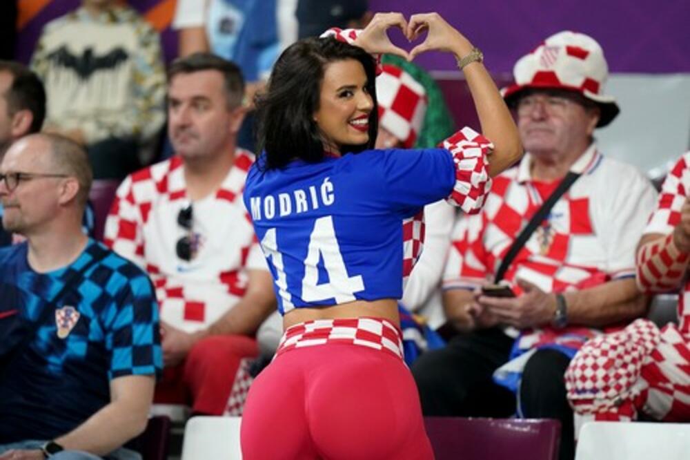 IVANA KNOL NA GOMILI SA GOLIM DEVOJKAMA I POZNATIM MUŠKARCEM: Snimali se pa OBJAVILI, svi se PITAJU ŠTA ĆE DETE TU?