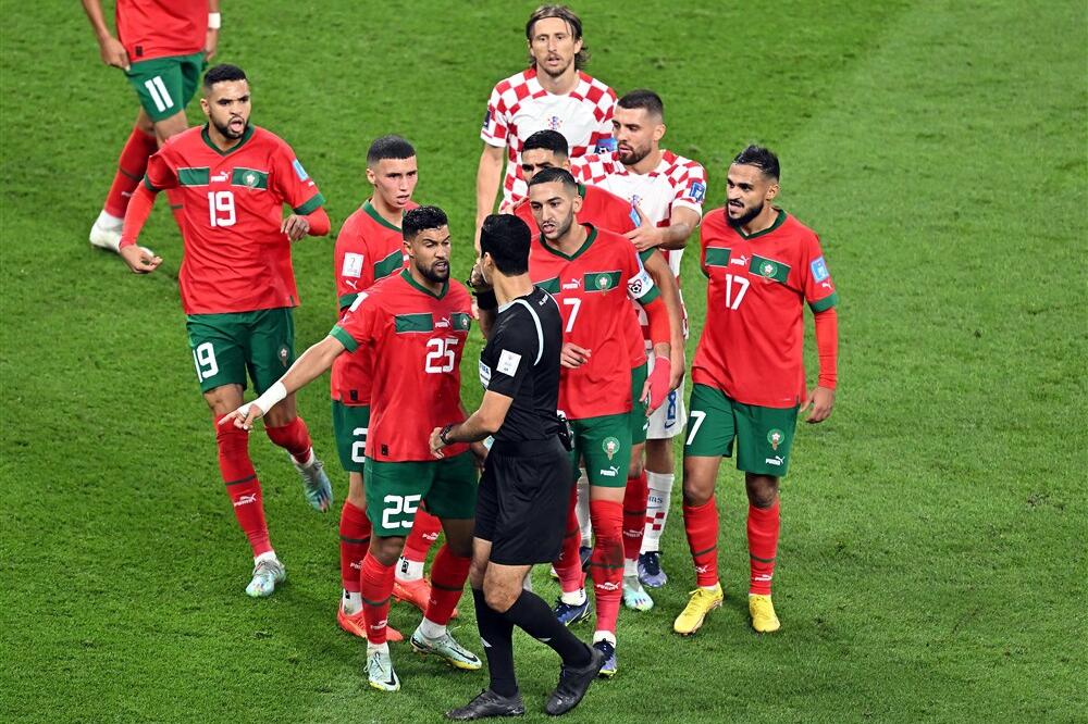 MAROKANCI POKRADENI? Katarski sudija navukao gnev Afrikanaca protiv Hrvatske, orilo se "FIFA MAFIJA" (VIDEO)