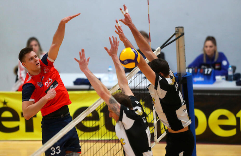 Dušan Skakić (Zvezda) napada preko dvojnog bloka Partizana