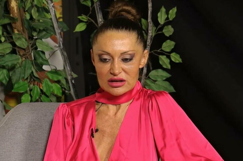 NAŠI POLITIČARI UŽIVAJU U STRIPTIZU SA MLADIM DEVOJKAMA: Dolaze krišom kod OVE ŽENE, a evo šta JOŠ RADE