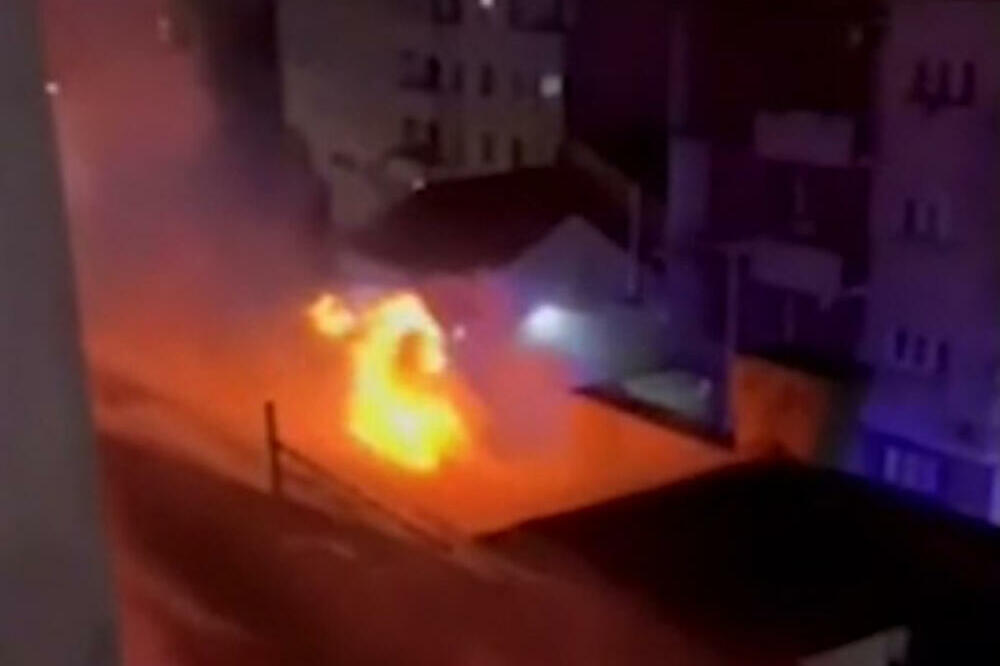 VATRA USRED NOĆI POČELA NA SPRATU I ZAHVATILA KROV: Požar u Vojvode Stepe (FOTO)