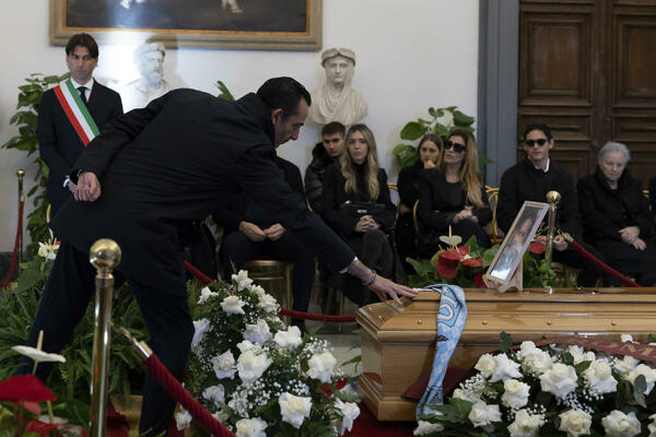 POTRESNE SCENE IZ RIMA Prijatelji prilaze kovčegu i opraštaju se od Mihajlovića (FOTO)