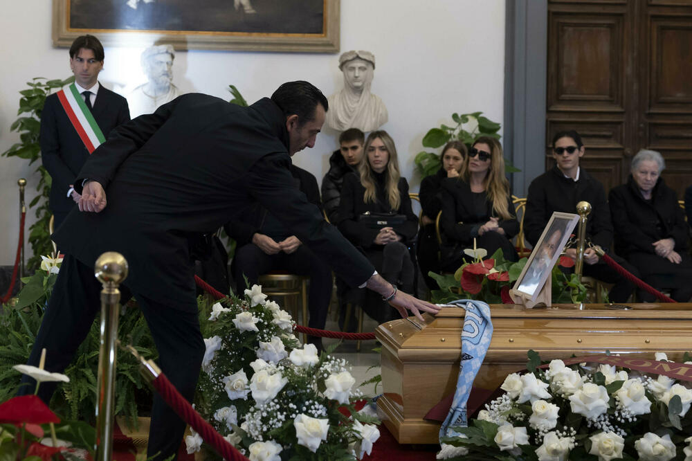 POTRESNE SCENE IZ RIMA Prijatelji prilaze kovčegu i opraštaju se od Mihajlovića (FOTO)