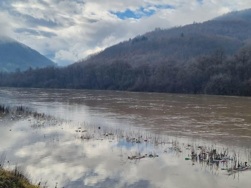 Lim se polako povlači u svoje korito