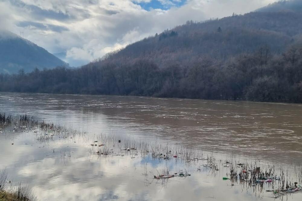 LUDOST ILI HRABROST? Čovek na Bogojavljenje skočio u NABUJALI Lim i pokazao kako PLIVA! (VIDEO)