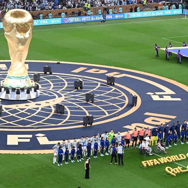 JEDAN OD NAJBOGATIJIH LJUDI SVETA ŠOKIRAO STAJLINGOM: Da li je moguće da je ovo obukao na finale SP? (FOTO)