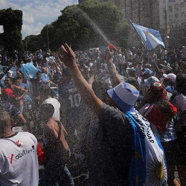 FUDBAL ŽIVI U ARGENTINI: Haos na ulicama, navijači preplavili trgove - da li je ovo najluđa proslava?