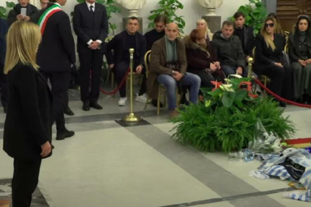 ĐORĐA MELONI SE PREKRSTILA PRED MIHINIM KOVČEGOM: Sa bolom i suzama u očima ga opisala samo JEDNOM REČJU (VIDEO)