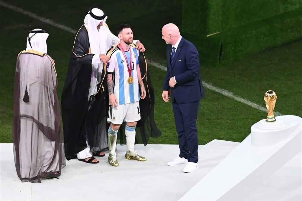 BIVŠI SAIGRAČ OPLEO PO MESIJU! "Zašto si to obukao"? Evo šta znači crni plašt koji je Leo dobio od katarskog emira