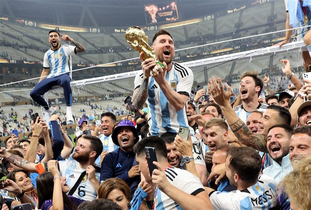 Lionel Mesi sa trofejem Svetskog prvenstva slavi sa saigračima i navijačima