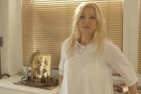 PEVAČICA ŽIVI U VILI OD POLA MILIONA EVRA: Pokazala unutrašnjost iste, MERMER svuda oko nje - SUVI LUKSUZ