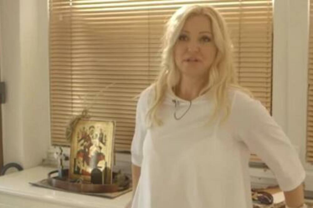 PEVAČICA ŽIVI U VILI OD POLA MILIONA EVRA: Pokazala unutrašnjost iste, MERMER svuda oko nje - SUVI LUKSUZ