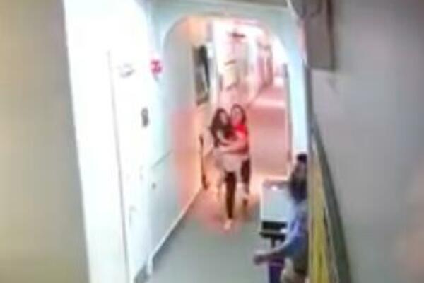 UŽAS U ŠKOLI: Kamere snimile šta je učiteljica uradila GLUVOJ DEVOJČICI, pa ovo je NEDOPUSTIVO (VIDEO)