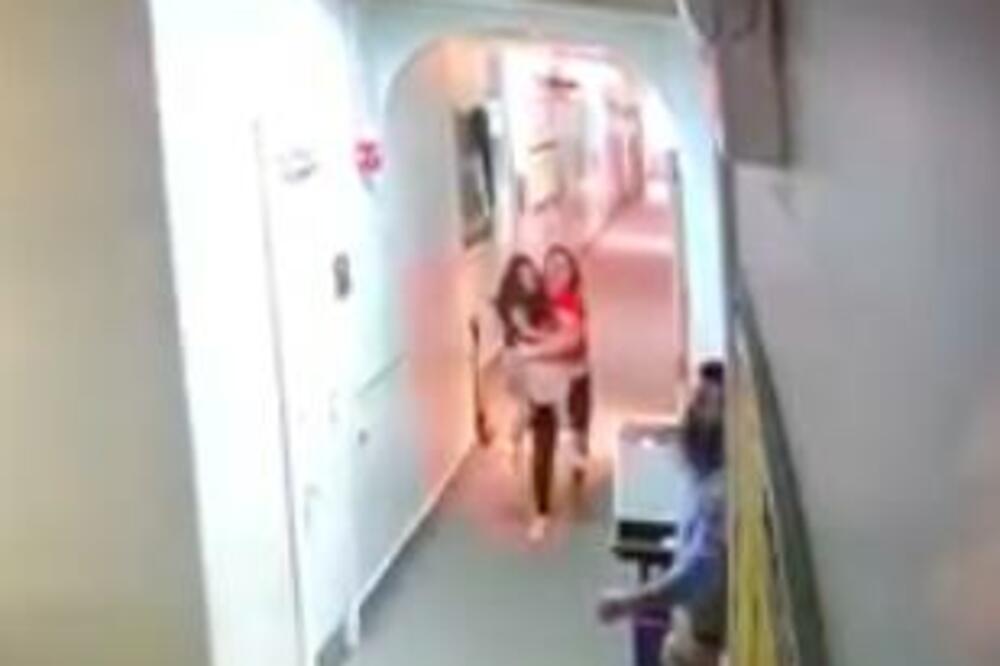 UŽAS U ŠKOLI: Kamere snimile šta je učiteljica uradila GLUVOJ DEVOJČICI, pa ovo je NEDOPUSTIVO (VIDEO)