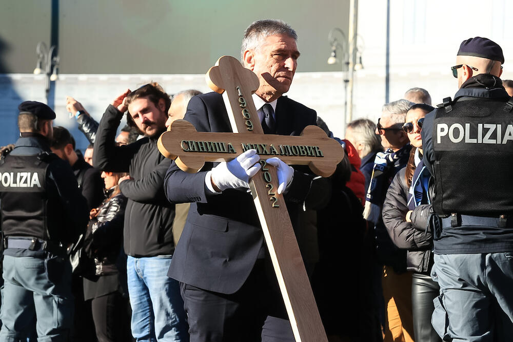 VANBRAČNI SIN SINIŠE MIHAJLOVIĆA SE BELIM RUŽAMA OPROSTIO OD OCA: Upoznali se kad je imao 11 GODINA,ovo RAZARA SRCA