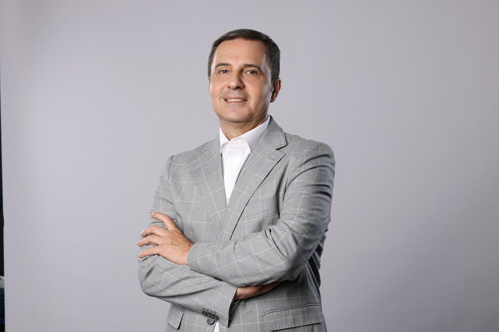 NOVINARSTVO JE ZARAZNO, NEKO SE NA VREME IZLEČI, JA NISAM! Slaviša Veselinović o ljubavi prema poslu i emisijama