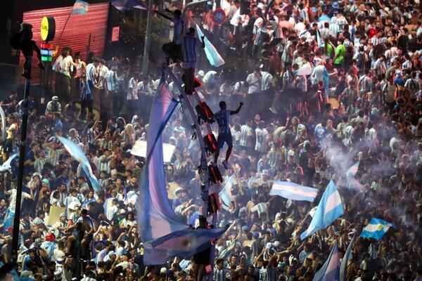 NEZAPAMĆENA TRAGEDIJA TOKOM PROSLAVE TITULE ŠAMPIONA: Mladić se ugušio ZASTAVOM, neverica u Argentini