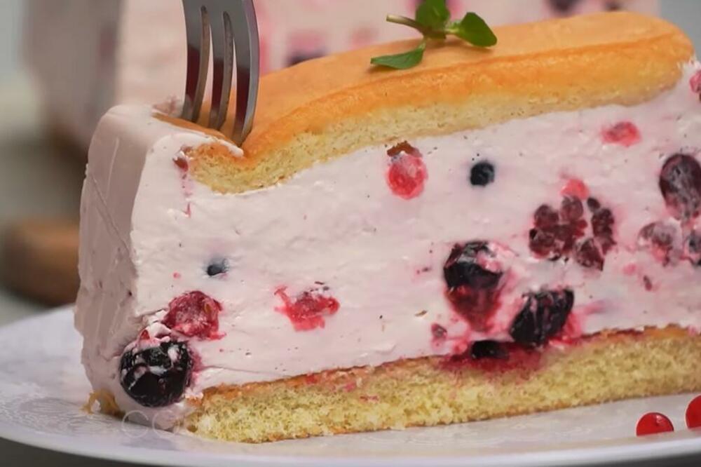 NAPRAVITE VOĆNU TORTU SA PIŠKOTAMA: Osvežiće vas u SEKUNDI, toliko je KREMASTA (RECEPT)