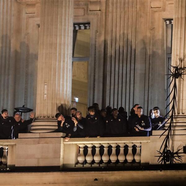 NESTVARNE SCENE U PARIZU: Francuzi dočekani kao ŠAMPIONI! (VIDEO)