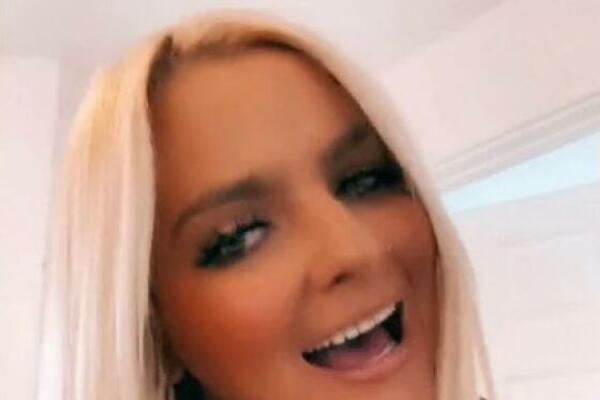 IMA 32 GODINE I POSTAJE BAKA: Otkrila sa koliko je dobila ćerku koja sada čeka dete (VIDEO)