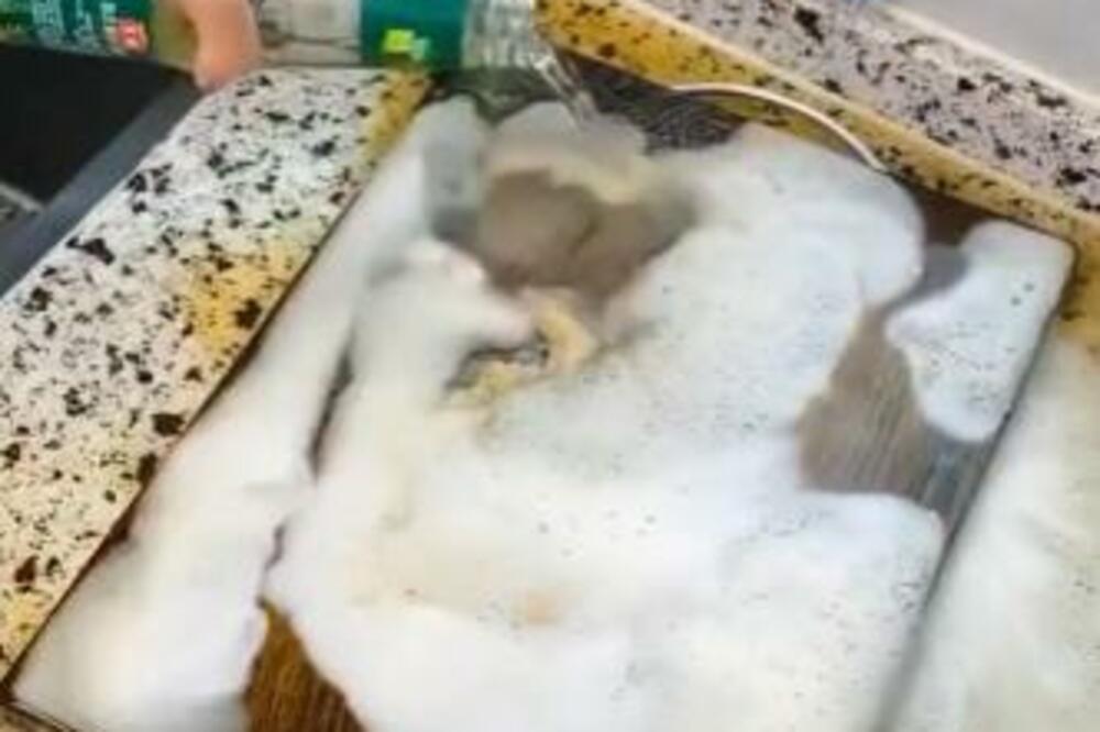 POMEŠALA JE SODU BIKARBONU I SIRĆE, DESILA SE PRAVA MAGIJA: Biće vam žao što ranije niste znali za OVAJ TRIK