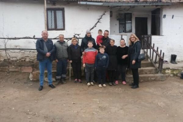 DESETOČLANA PORODICA SA KiM KONAČNO DOBIJA KUĆU: Izdvojena sredstva za SOCIJALNO UGROŽENE Maksimoviće! (FOTO)