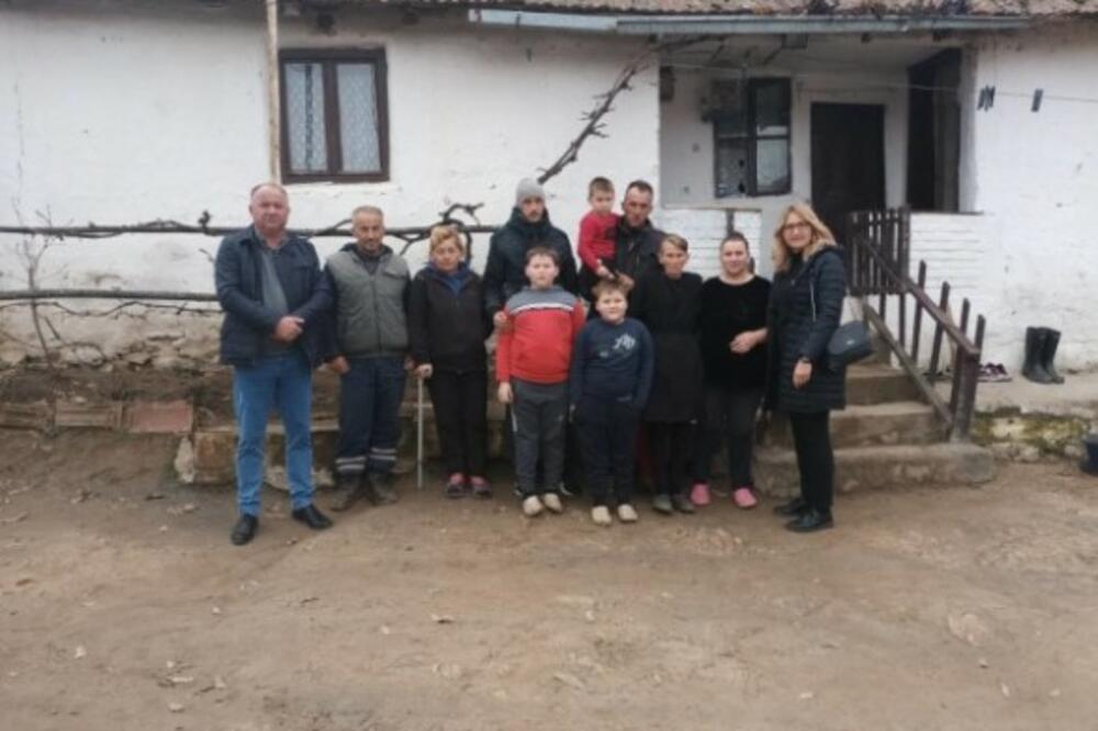 DESETOČLANA PORODICA SA KiM KONAČNO DOBIJA KUĆU: Izdvojena sredstva za SOCIJALNO UGROŽENE Maksimoviće! (FOTO)
