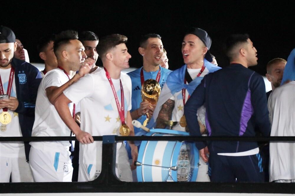 4 MILIONA LJUDI NA ULICAMA BUENOS AJRESA: Helikopter morao da spašava SVETSKE PRVAKE - ovo je LUDILO