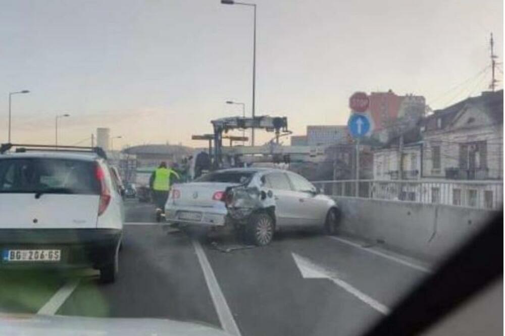 HAOS OD RANE ZORE: Sudar autobusa i automobila kod Sajma u Beogradu! (FOTO)