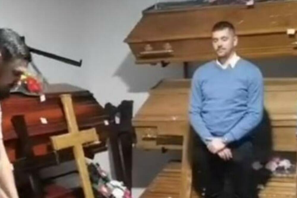 MLADIĆI IZ SRBIJE ZAIGRALI U PRODAVNICI POGREBNE OPREME: Otvorili dva kovčega pa napravili ŽURKU (VIDEO)