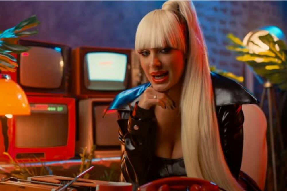 LUNA ĐOGANI PONOVO POSTAJE PEVAČICA: Odlučila se na BITAN KORAK