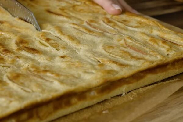 OVAKAV KOLAČ SA JABUKAMA SVI OBOŽAVAJU, SLUŽE GA I DECI U VRTIĆIMA: Mera je NA ŠOLJE, a sprema se u TRI KORAKA